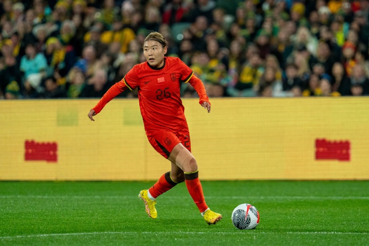 切尔西新赛季客场球衣谍照：简约黑色设计，衣领、袖口金色点缀