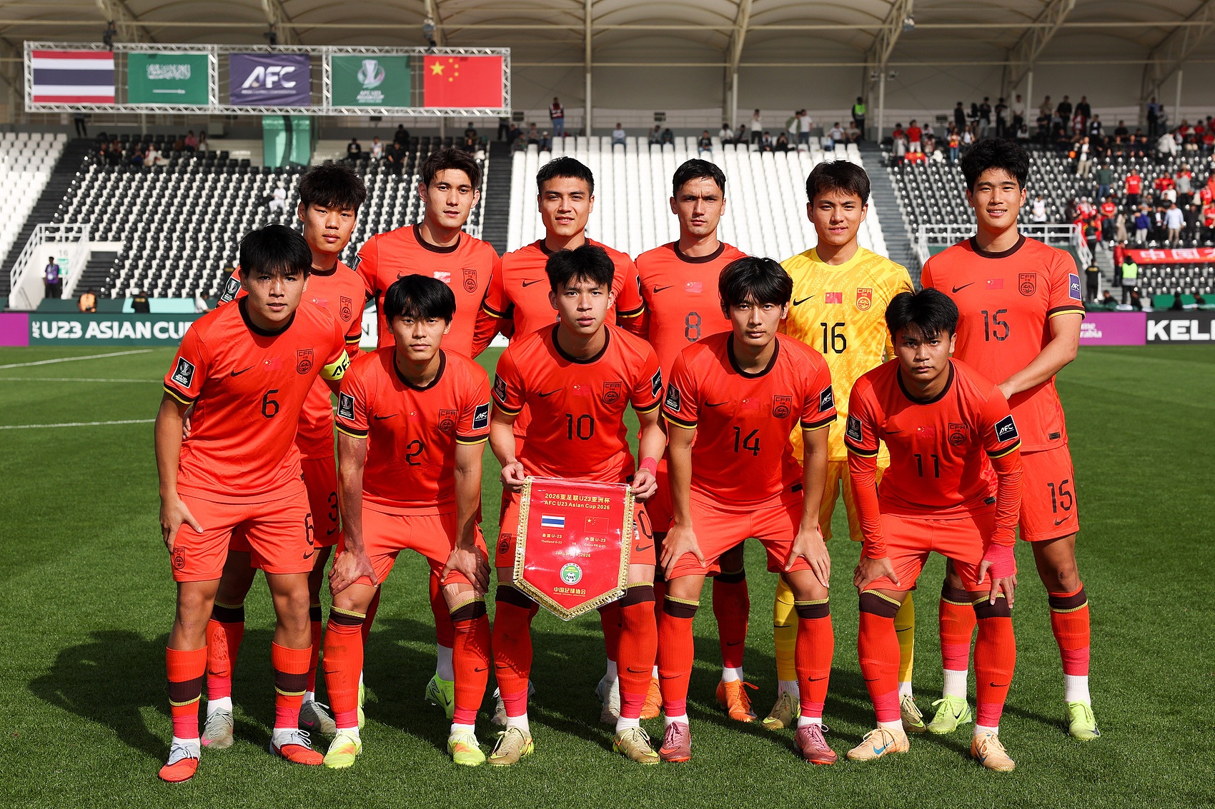 切尔西新赛季客场球衣谍照：简约黑色设计，衣领、袖口金色点缀