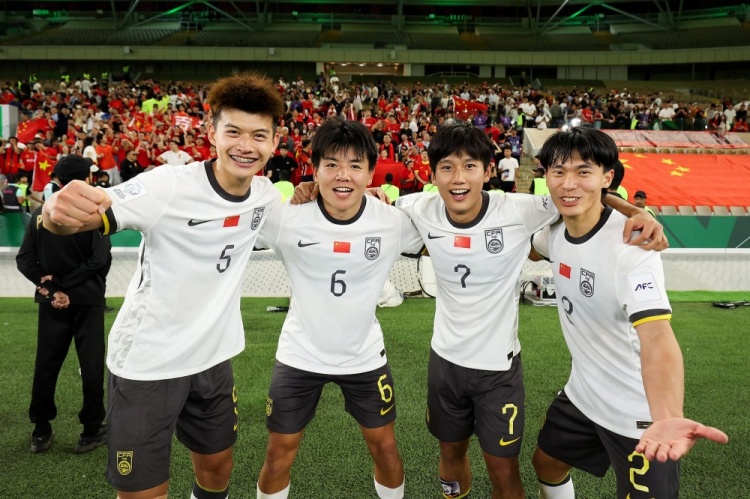 记者谈魏震伤情：眼部受伤有点影响视线，回到上海后得继续治疗