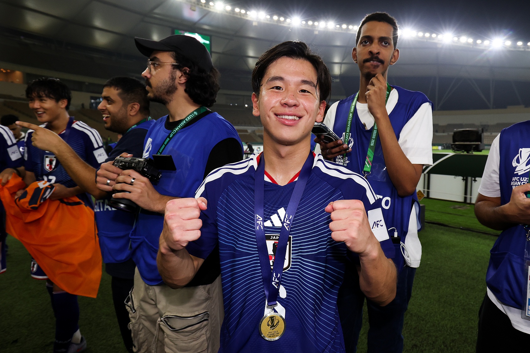 切尔西新赛季客场球衣谍照：简约黑色设计，衣领、袖口金色点缀