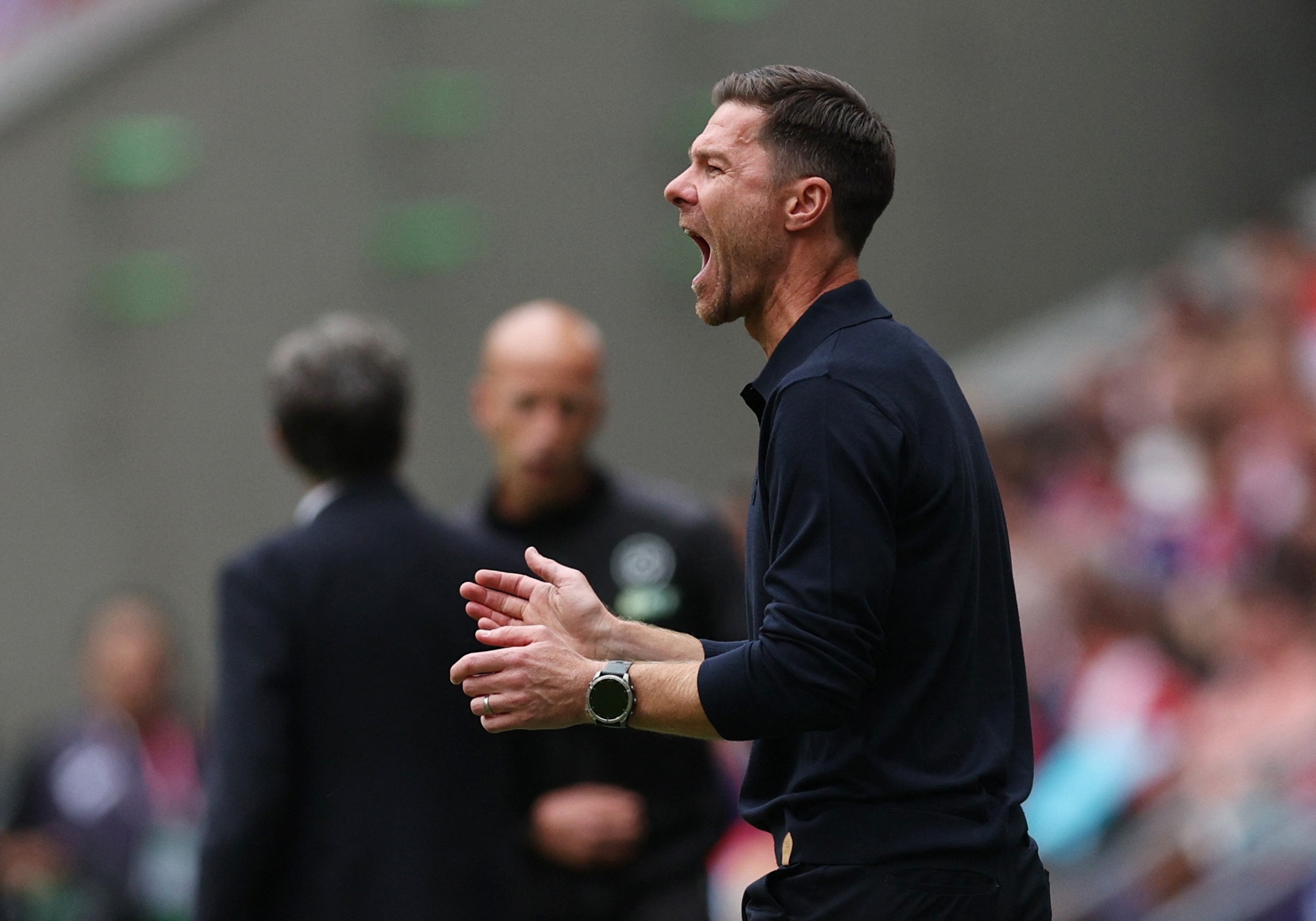 切尔西新赛季客场球衣谍照：简约黑色设计，衣领、袖口金色点缀