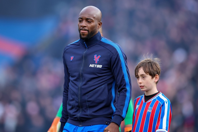 切尔西新赛季客场球衣谍照：简约黑色设计，衣领、袖口金色点缀