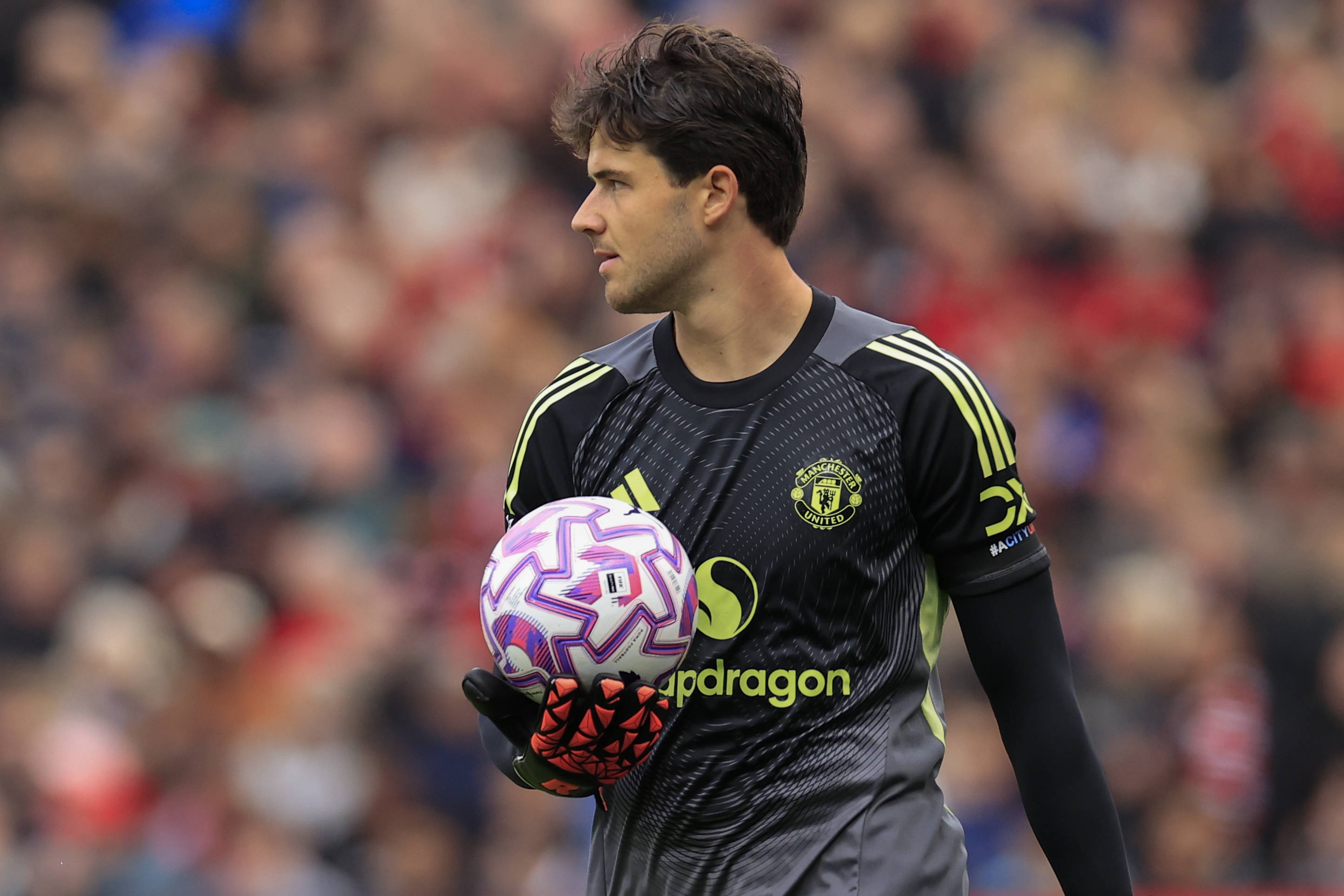 切尔西新赛季客场球衣谍照：简约黑色设计，衣领、袖口金色点缀